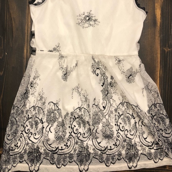 Maurices Beautiful & Classic Creamy White & Black Lace Netted A-line Blouse SZ S - Picture 8 of 10